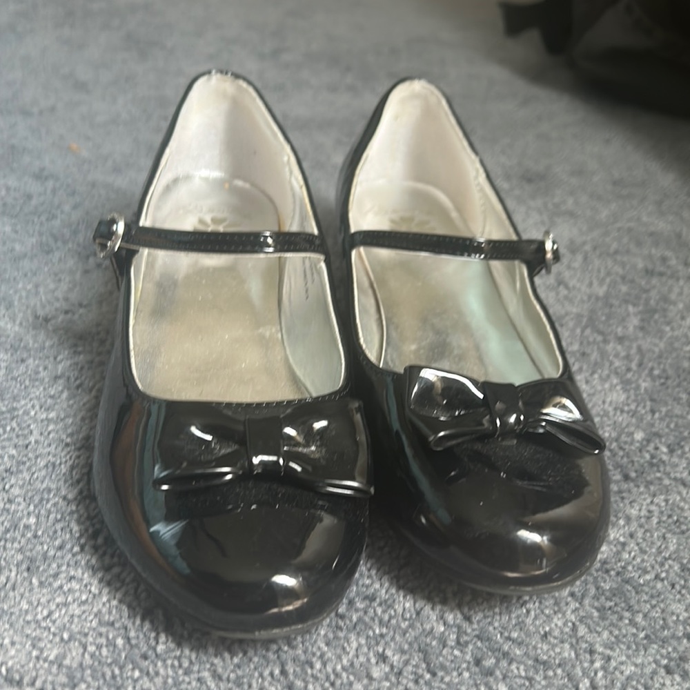 kids size 5 black short heal dress shoes for girl